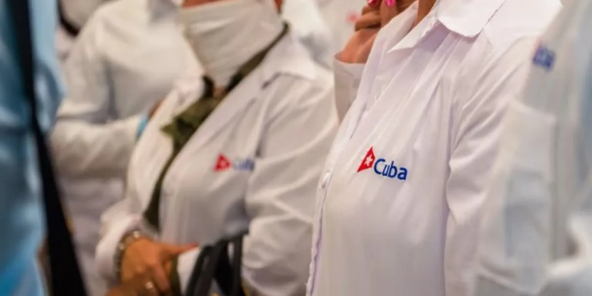Medicos cubanos a su llegada a Martinica. Foto: AFP