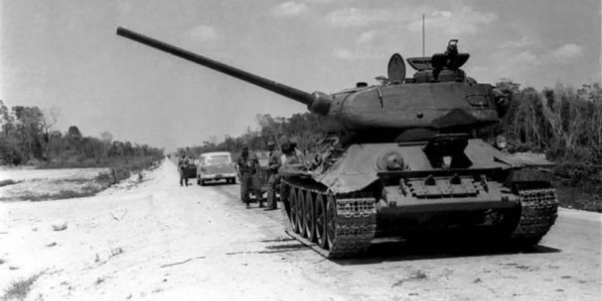 Tanque de las fuerzas revolucionarias avanza hacia Playa Girón. Foto: Archivo