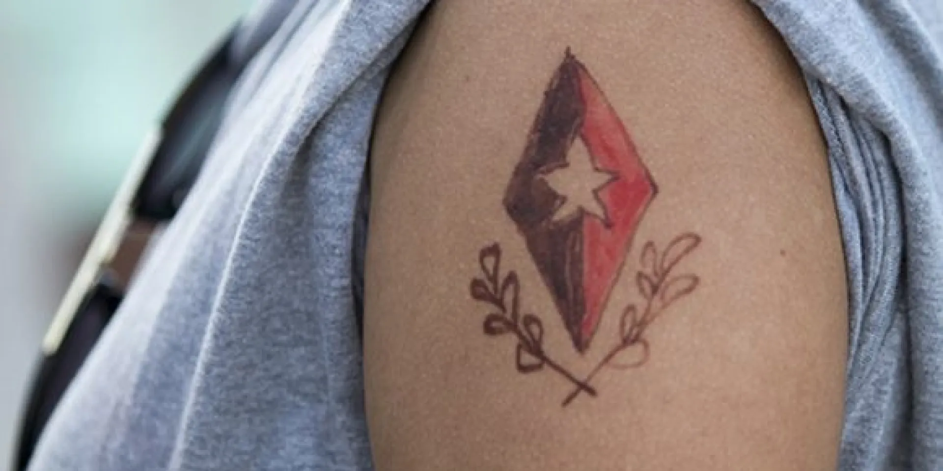 Una joven se ha dibujado la insignia del Comandante en Jefe en su antebrazo, durante el homenaje tributado por cientos de miles de habaneros en el Memorial José Martí, el 28 de noviembre de 2016. Foto: Ladyrene Pérez/ Cubadebate