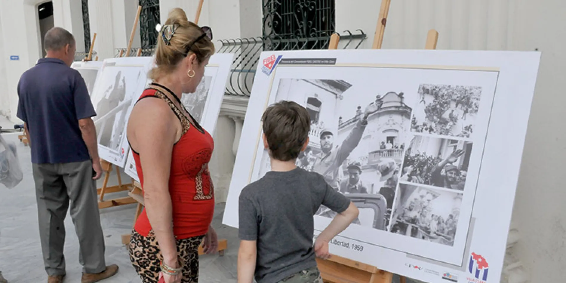 En el portal de la Biblioteca Provincial Martí, el pueblo aprecias las instantáneas que captaron momentos de la vida del Comandante en Jefe Fidel Castro Ruz. (Foto: Ramón Barreras Valdés)