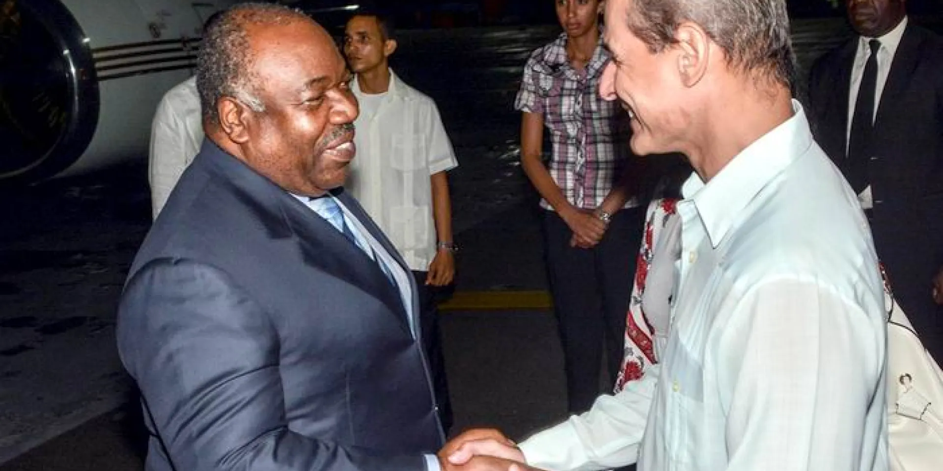 Rogelio Sierra (D), Viceministro de Relaciones Exteriores de Cuba, recibió a Ali Bongo Ondimba, Presidente de la República Gabonesa, en el Aeropuerto Internacional José Martí, en La Habana, el 6 de julio de 2017.Foto: Marcelino Vázquez