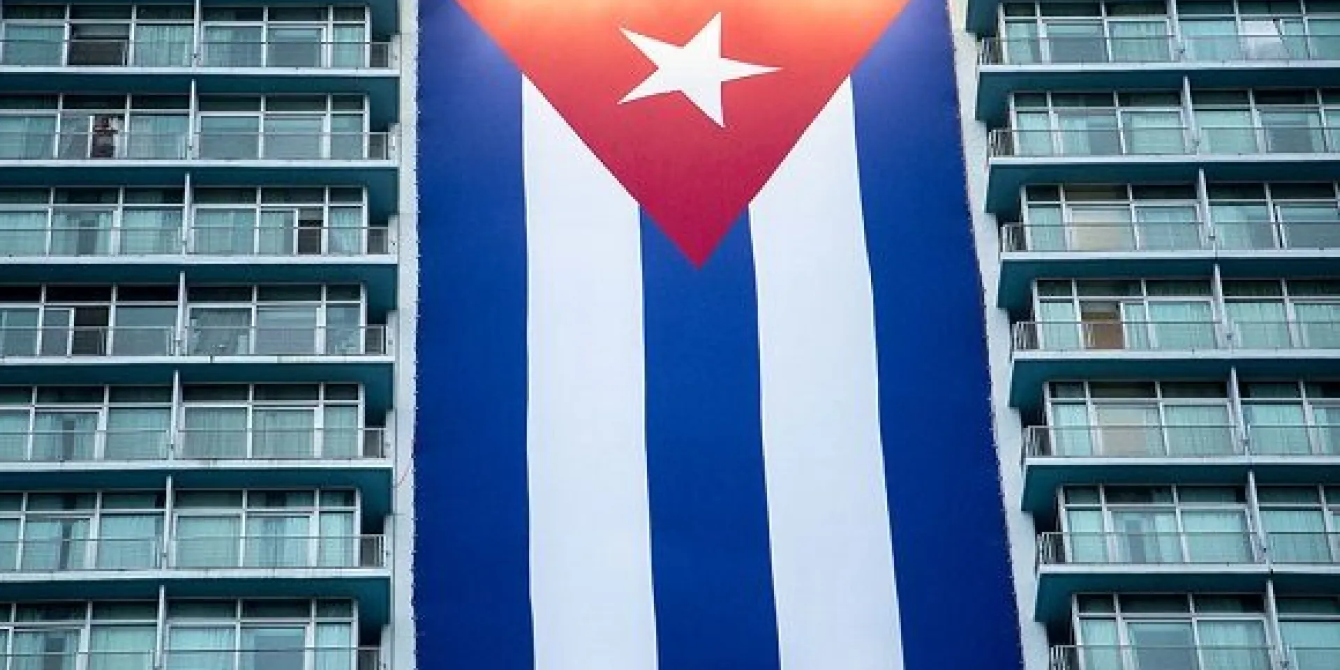 Bandera cubana en el Hotel Habana Libre. Foto: Ismael Francisco/ Cubadebate.