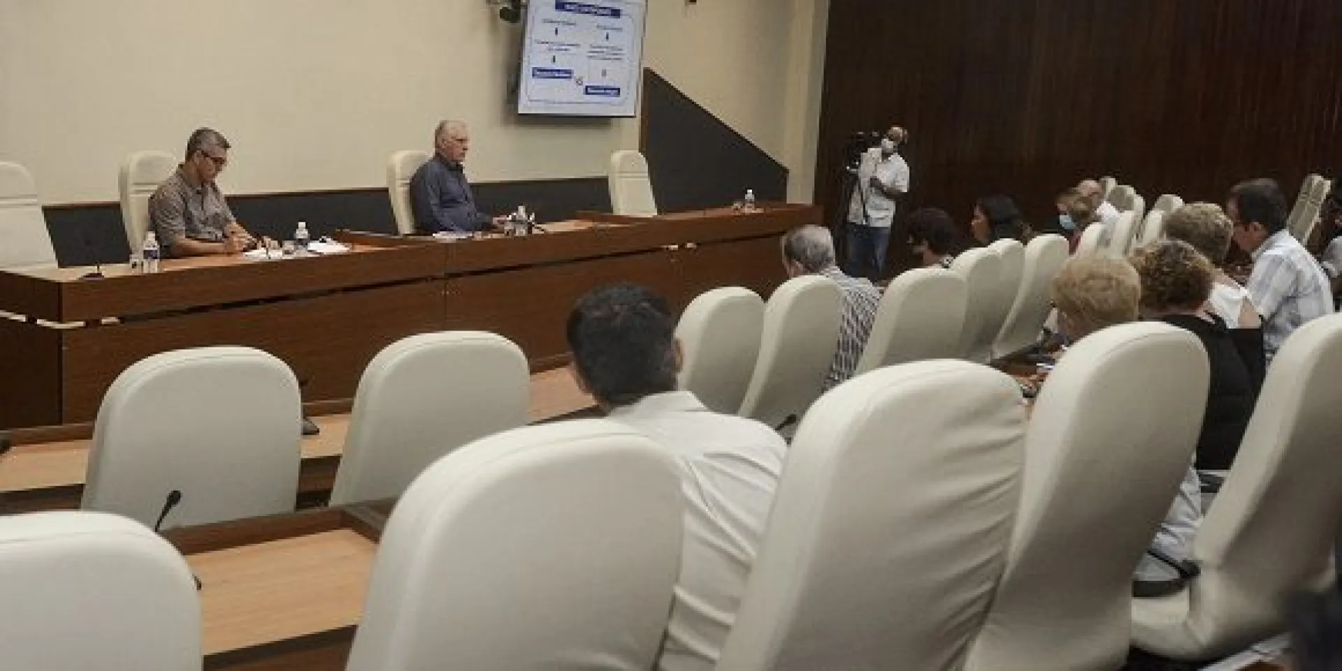 Este lunes, desde el Palacio de la Revolución, tuvo lugar un fructífero encuentro entre integrantes del claustro profesoral de la Universidad de Ciencias Pedagógicas “Enrique José Varona”, y el Primer Secretario del Comité Central del Partido Comunista y Presidente de la República, Miguel Díaz-Canel Bermúdez. Foto: Estudios Revolución.