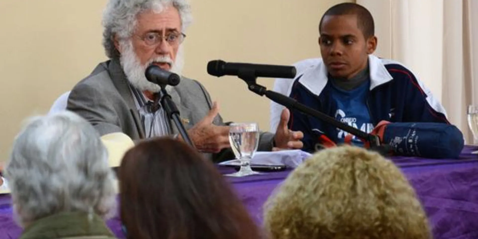 El Dr. en Ciencias Luis Toledo Sandé , durante una conferencia magistral, en la Edición XLII del Seminario Nacional Juvenil de Estudios Martianos, junto Yusuam Palacios Ortega , Presidente del Movimiento Juvenil, en el Centro de Convenciones Santa Cecilia.