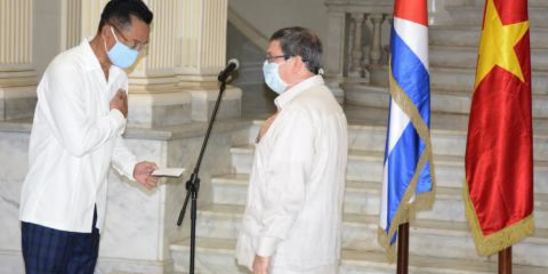 La distinción le fue impuesta al diplomático en reconocimiento a su contribución al fortalecimiento en lazos de amistad y solidaridad entre Cuba y Vietnam Foto: Cubaminrex