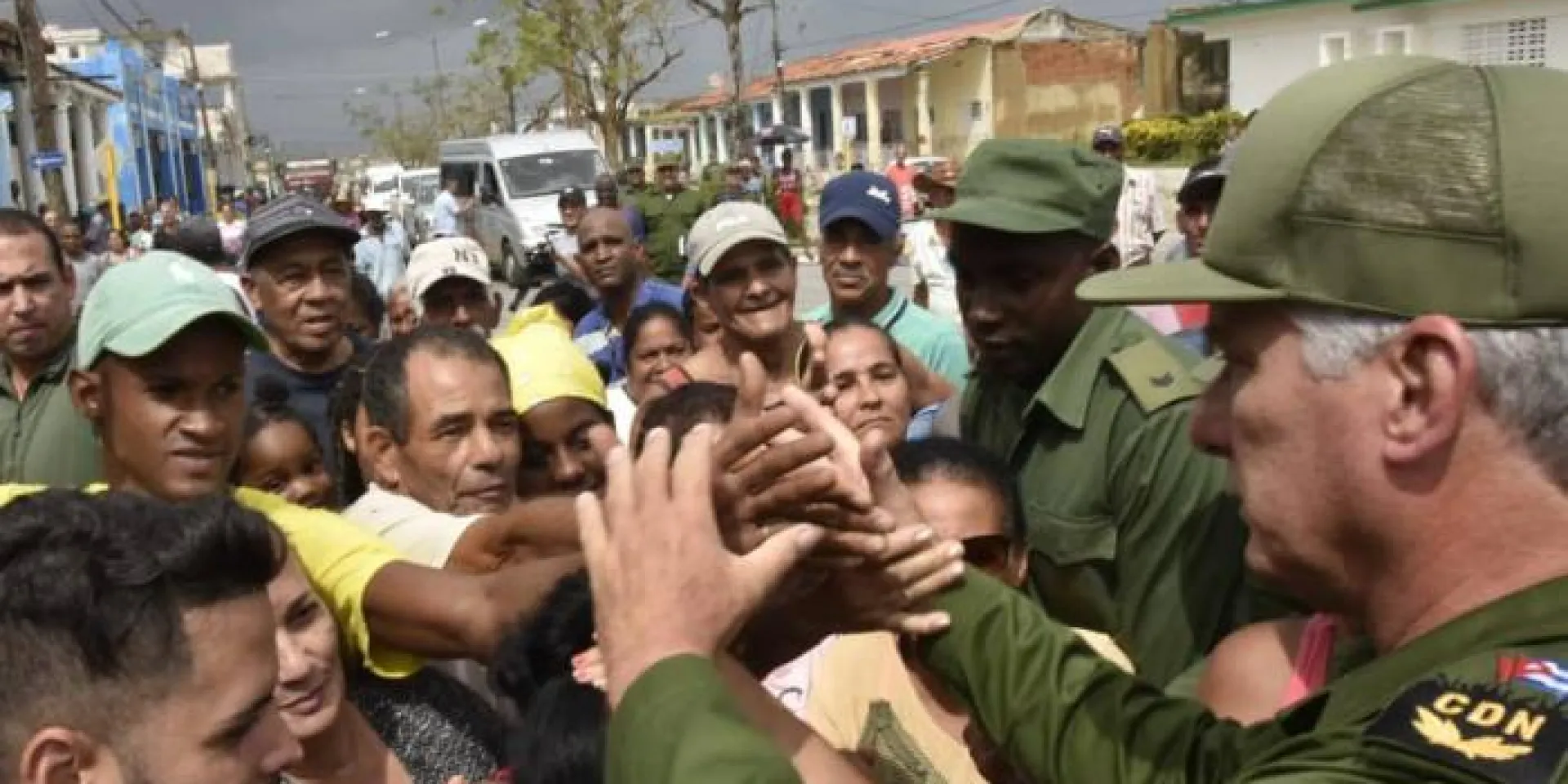 En intercambio con los pobladores de San Luis, el Presidente les aseguró que nadie quedará desamparado. Foto: Tomada del Twitter de la Presidencia Cuba