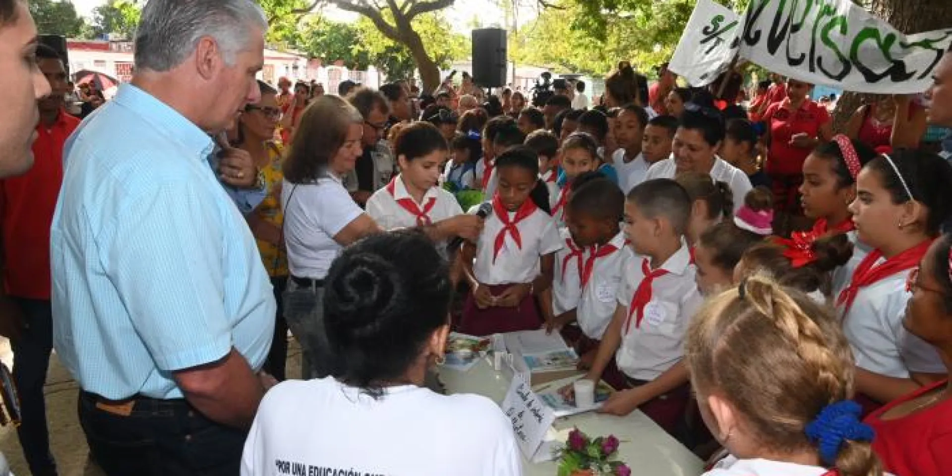 Como una prioridad del sistema educacional, Díaz-Canel subrayó la necesidad de desarrollar un pensamiento profundamente crítico en los estudiantes. Foto: Estudios Revolución