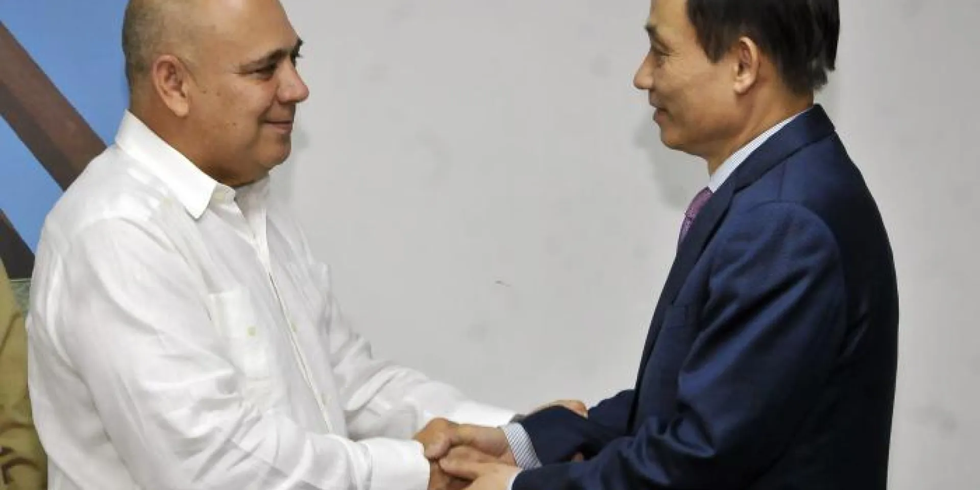 Roberto Morales Ojeda miembro del Buro Politico y secretario de Organizacion del CCPCC recibe delegacion presidida por Le Hoai Trung miembro del Comite Central del Partido Comunista de Vietnam.