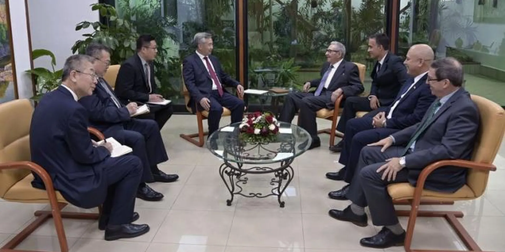 El General de Ejército también se reunió con el miembro del Comité Permanente del Buró Político y secretario de la Comisión Central de Control Disciplinario del Comité Central del Partido Comunista de China, compañero Li Xi. Foto: Estudios Revolución
