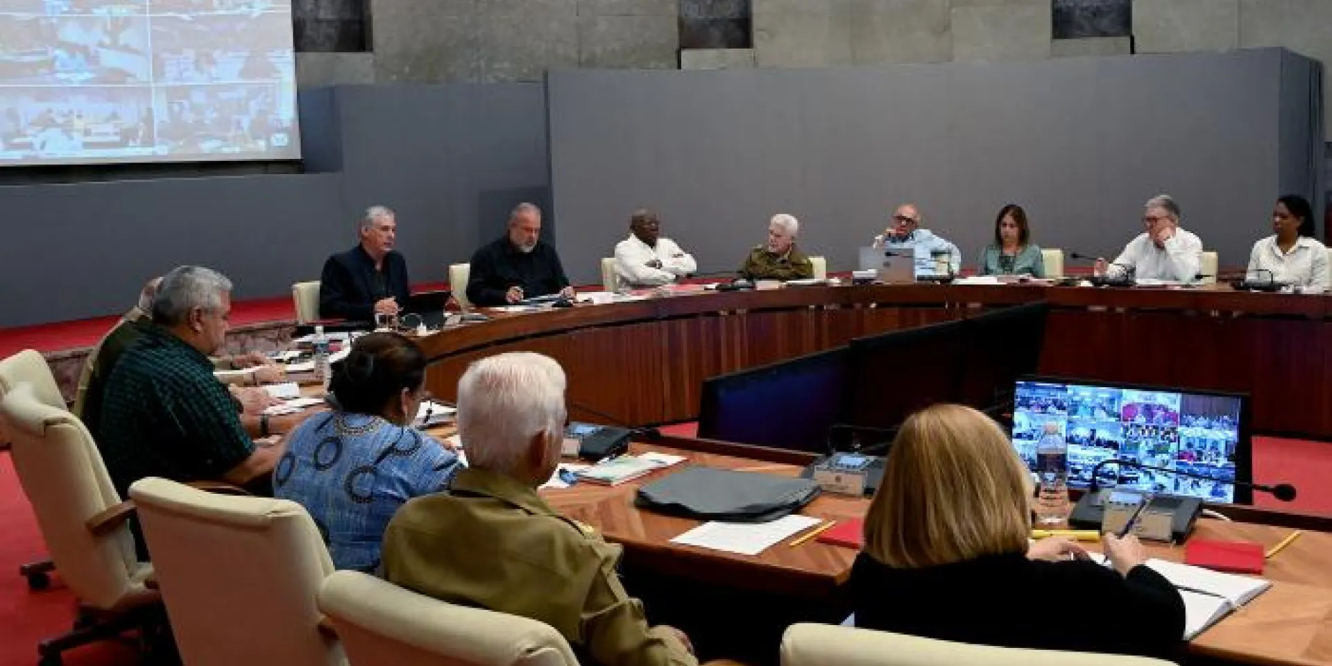 Díaz-Canel recalcó la necesidad de tener en cuenta la prioridad que se ha concedido a la ruralidad en el país, pues es un asunto de «importancia económica, productiva y también social». Foto: Estudios Revolución