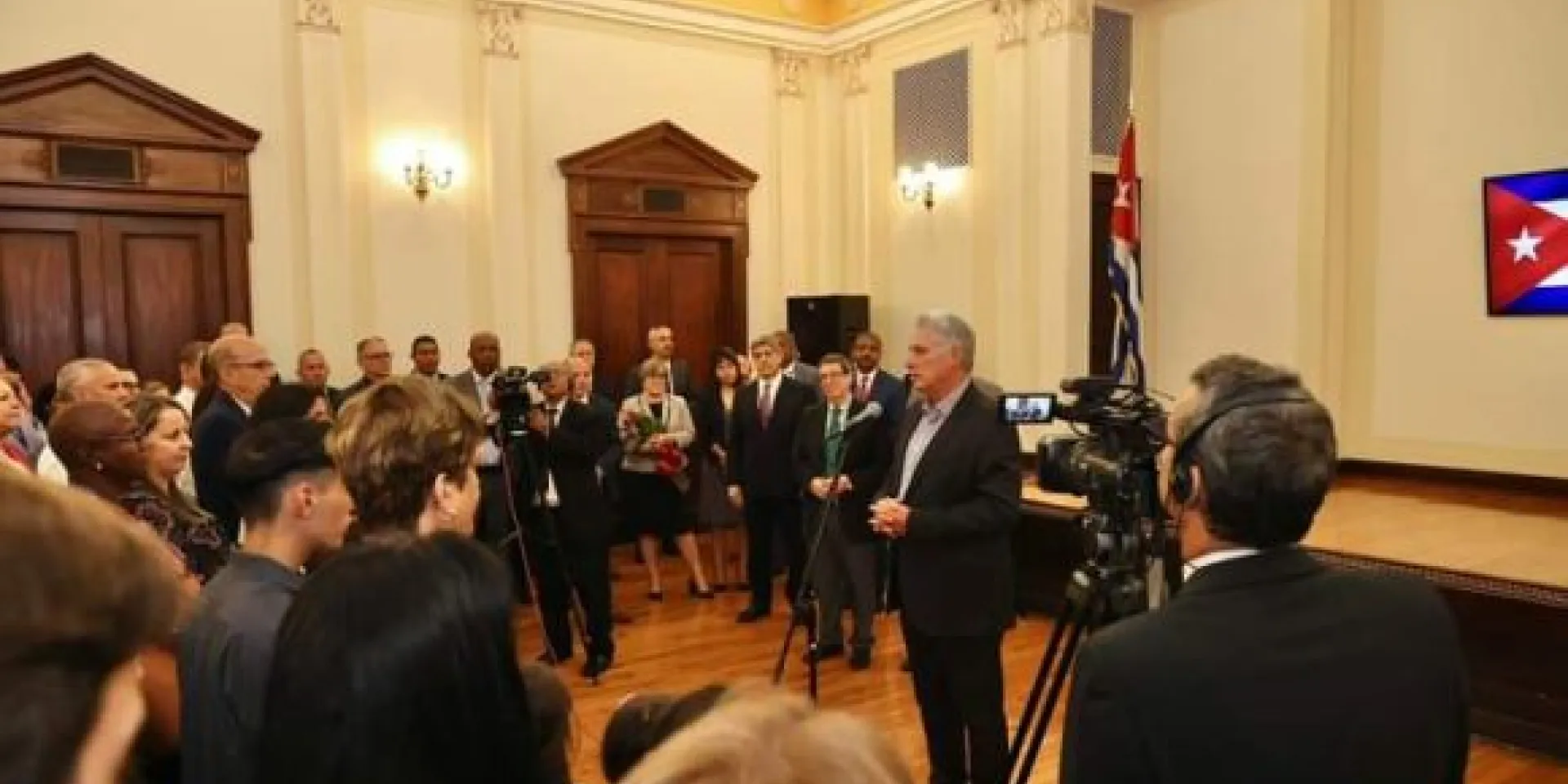 Lo primero que hizo este domingo el Presidente Díaz-Canel al llegar a tierra neoyorkina, fue encontrarse y conversar con los diplomáticos cubanos que representan a la mayor de las Antillas desde la sede de la Misión Permanente de Cuba en las Naciones Unidas. Foto: Estudios Revolución