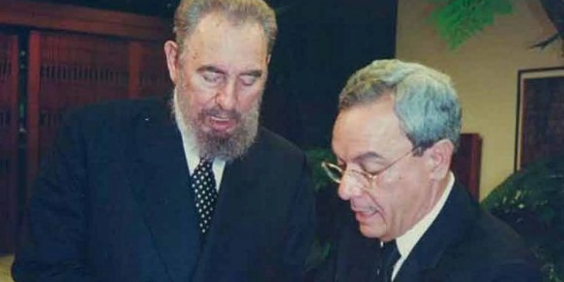 Leal destacó la virtud y capacidad de Fidel Castro de dialogar con el tiempo, convocar y ser seguido; “le siguieron muchos y le seguiremos nosotros”, dijo. Foto: Prena Latina.