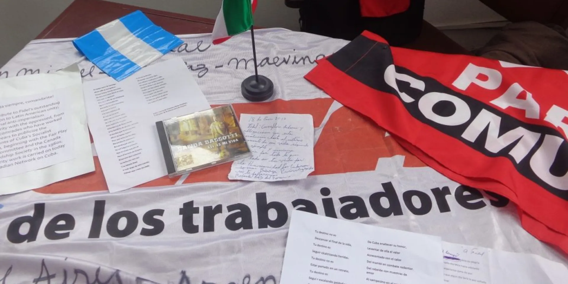 Algunos de los objetos que nacionales y extranjeros dejan en el camposanto de Santiago de Cuba como tributo personal a Fidel