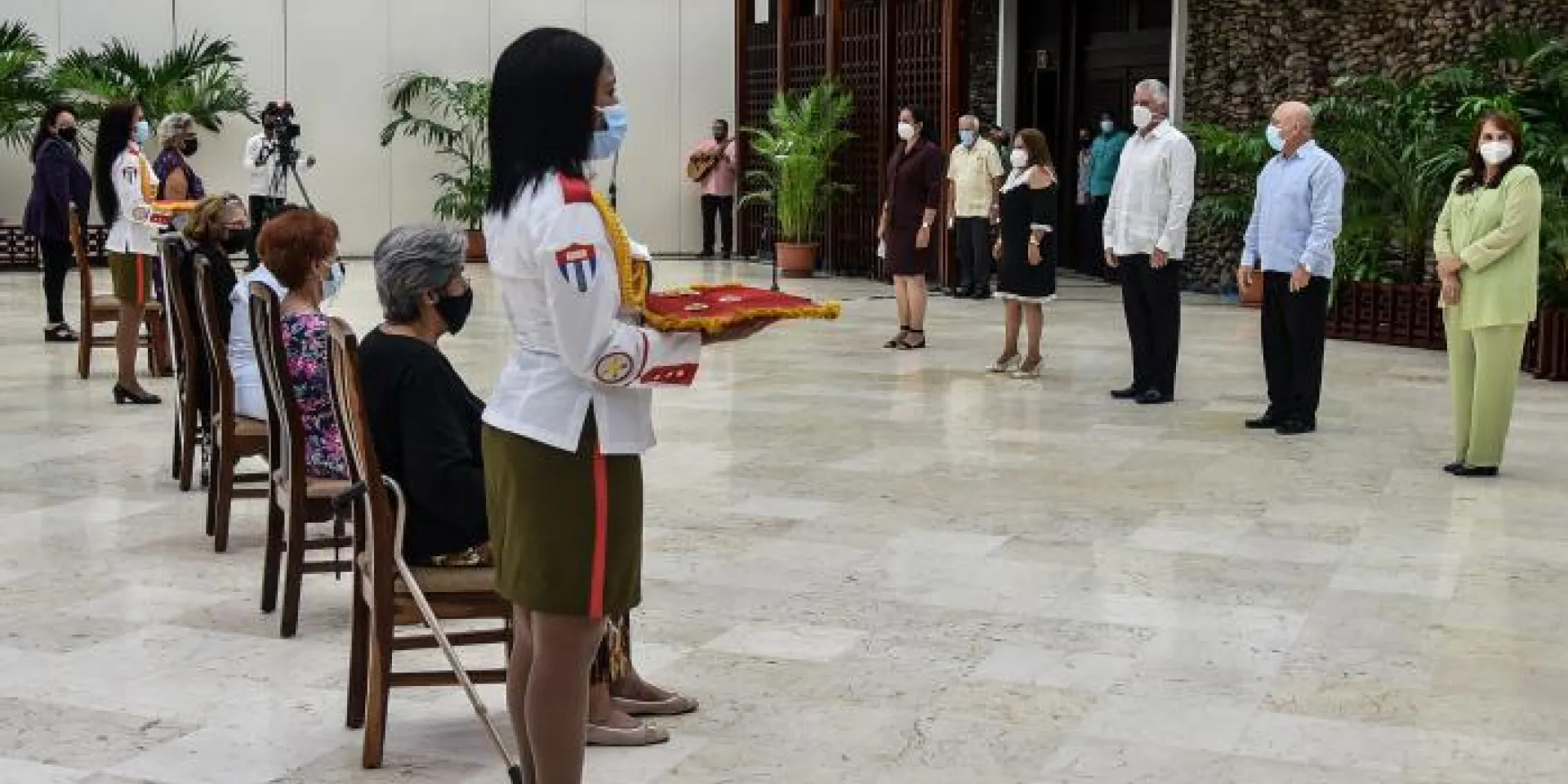 Otorgan la Orden Mariana Grajales por el aniversario 61 de la creación de la FMC, presiden Miguel Díaz Canel Bermúdez Presidente de la República de Cuba y Teresa Amarelle Boué, Secretaria General del Comité Nacional de la FMC, en el Salón de Protocolo EL Laguito Foto: Ariel Cecilio Lemus
