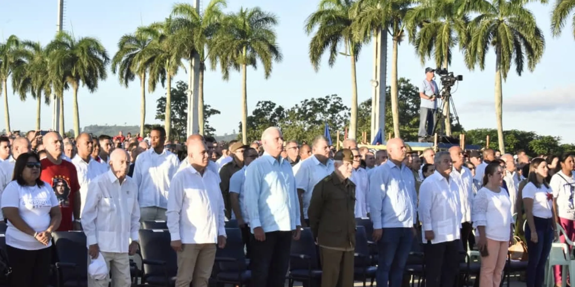 El presidente de la República Miguel Díaz-Canel Bermúdez, junto a más de dos mil villaclareños honran, desde la Plaza de la Revolución Ernesto Che Guevara de Santa Clara, al libertador de esta tierra en el aniversario 55 de su asesinato en Bolivia. Foto: Wilmer Rodríguez Fernández.