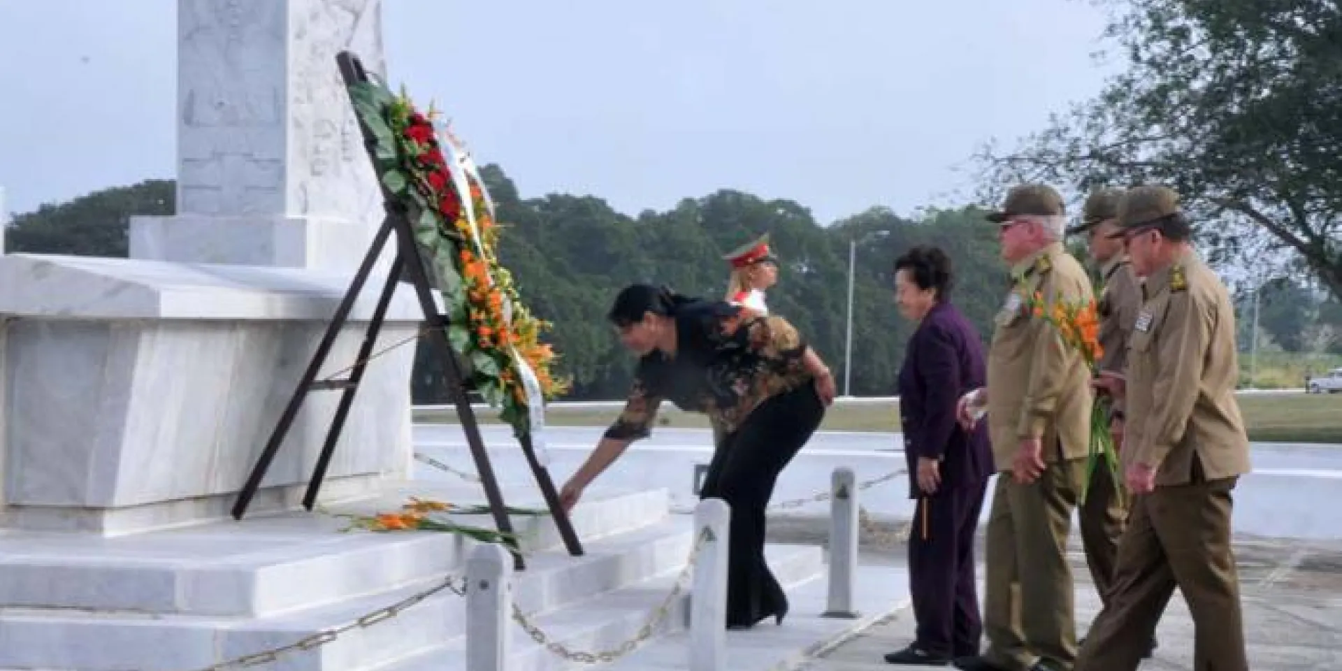Al finalizar la ceremonia en el Cacahual, la presidencia y los invitados rindieron tributo a Antonio Maceo y a Panchito Gómez Toro. foto: Ariel C. Lemus
