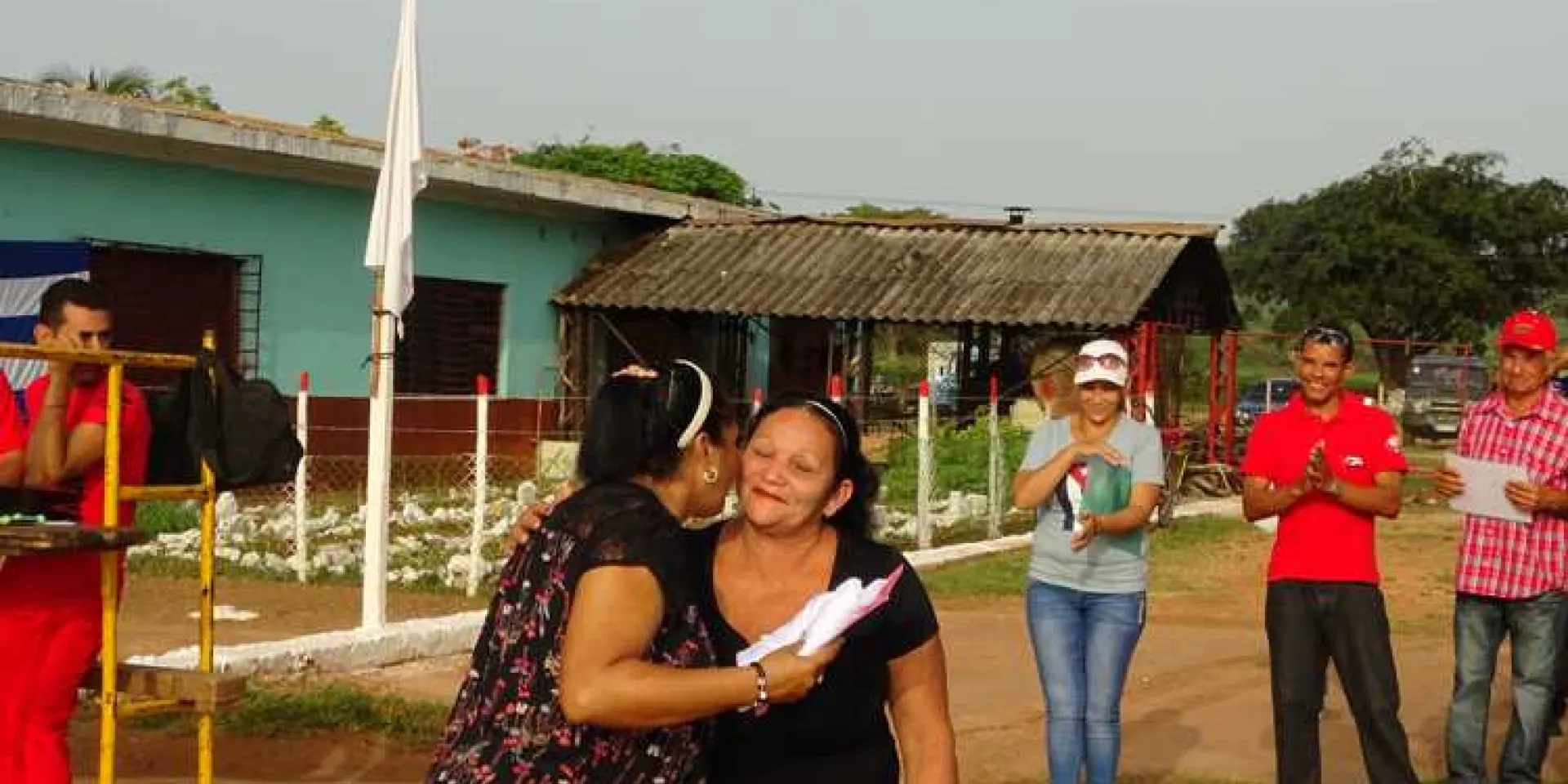 María de los Angeles García recibiendo el reconocimiento