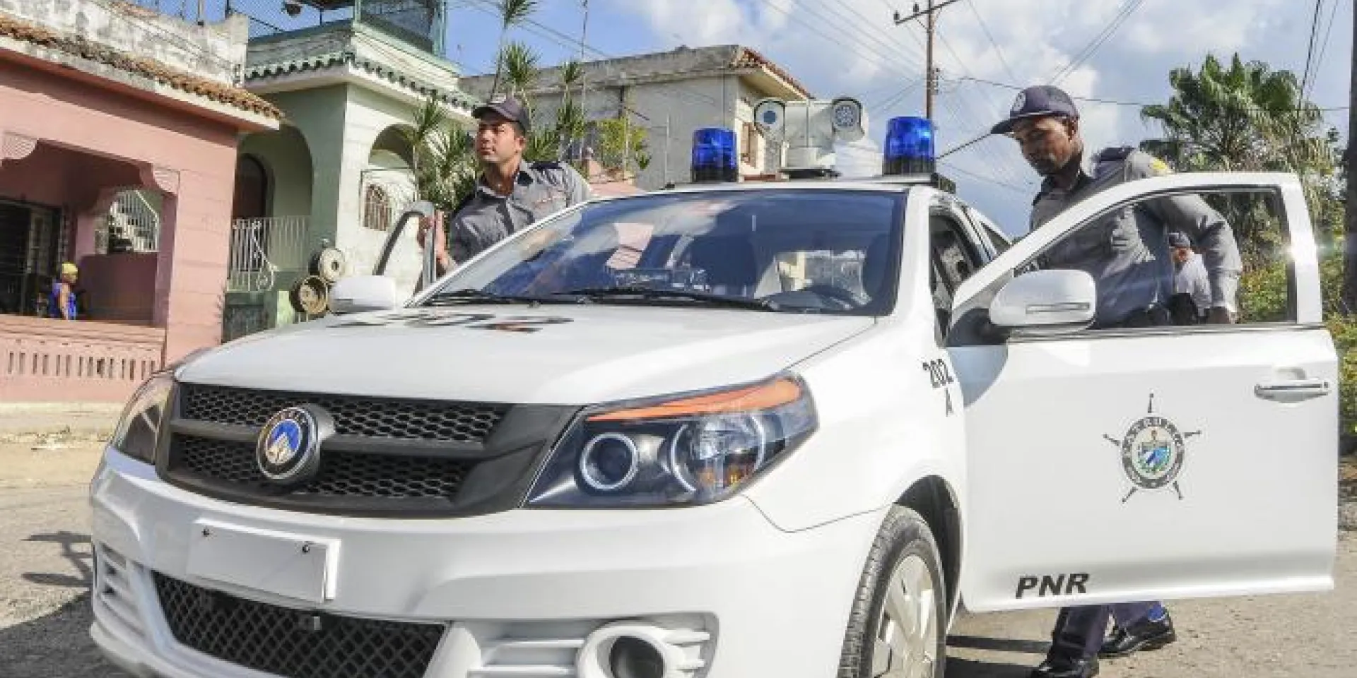Policia Nacional Revolucionaria.El trabajo de los oficiales de la PNR al servicio del pueblo