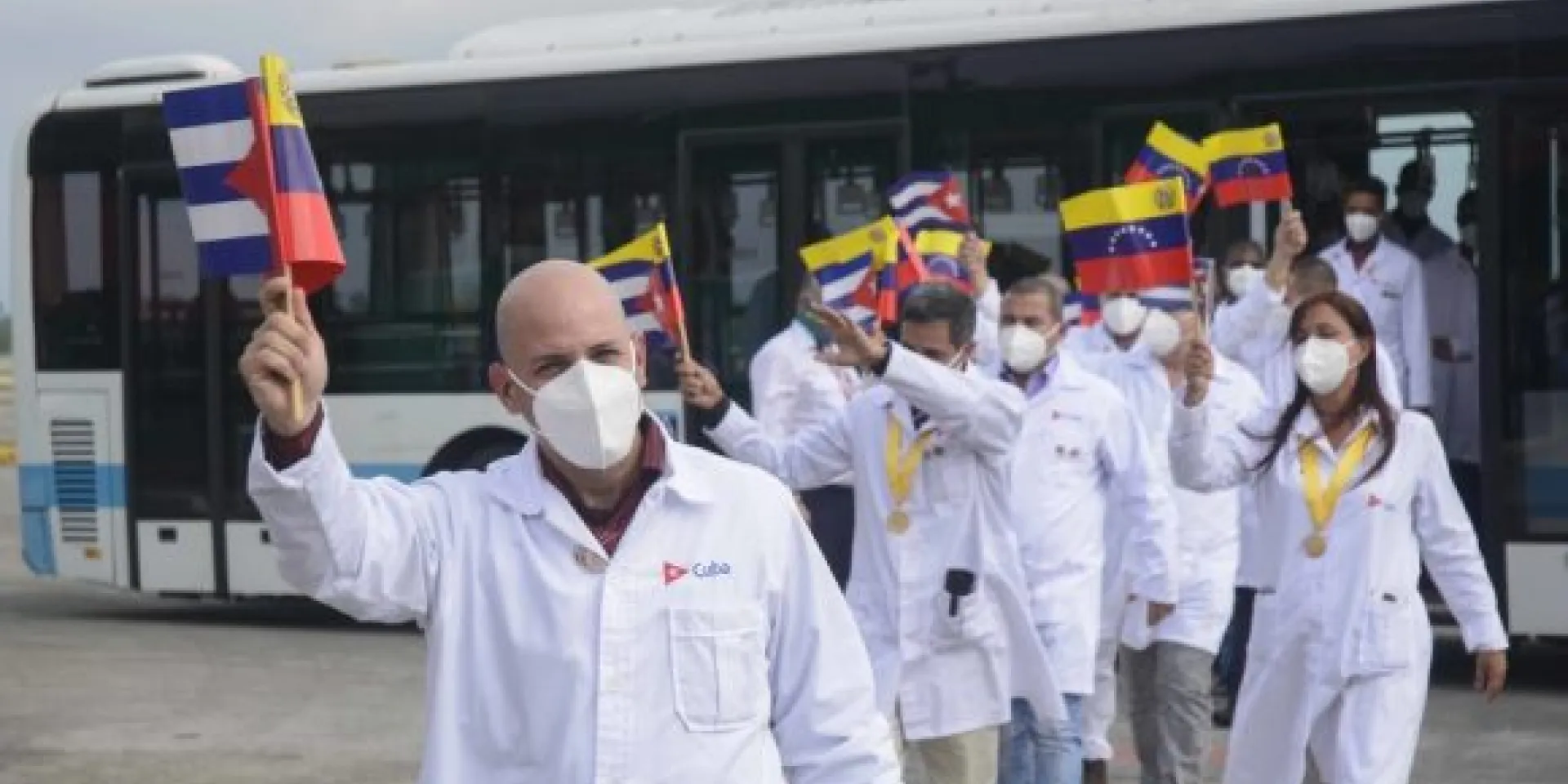 Integrantes de la brigada médica Henry Reeve que enfrentaron la COVID-19 en Venezuela, en el Aeropuerto Internacional José Martí, el 15 de enero de 2021. Foto: Ariel Ley Royero/ACN.