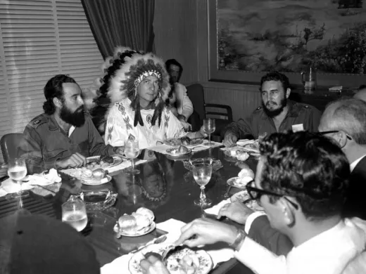 Fidel Castro y el jefe de la tribu pájaros blancos de los Indios Creeks, W. A. Raifford