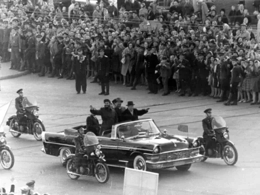 Ambos mandatarios recorren la avenida Lenin Fidel Castro y Nikita Jrushchov en las calles de la URSS
