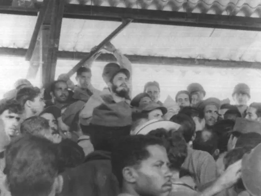 Fidel con los oficiales del ejército derrotado,en Bayamo.