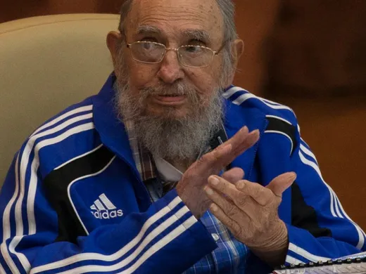 Fidel Castro aplaude en la clausura del VII Congreso del PCC