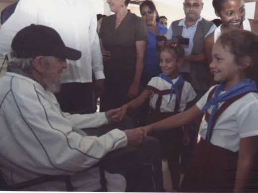 Fidel Castro saluda a niños en el complejo educacional Vilma Espín