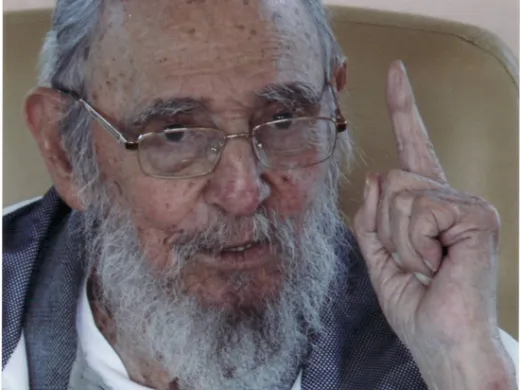 Fidel Castro le habla a los integrantes de la escuela Vilma Espín