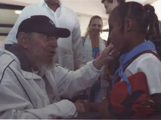 Fidel Castro saluda a estudiantes en el Complejo educacional Vilma Espín