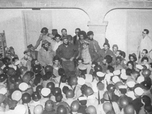 Fidel Castro junto a los marinos de Cayo Loco