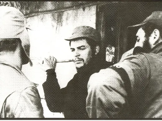 Fidel Castro conversa con el Ernesto Che Guevara