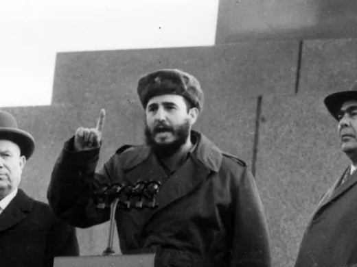 Junto a Nikita Jrushchov y Leonid Brézhnev en viaje oficial a la URSS Fidel Castro, Nikita Jrushchov y Leonid Brézhnev en la URSS