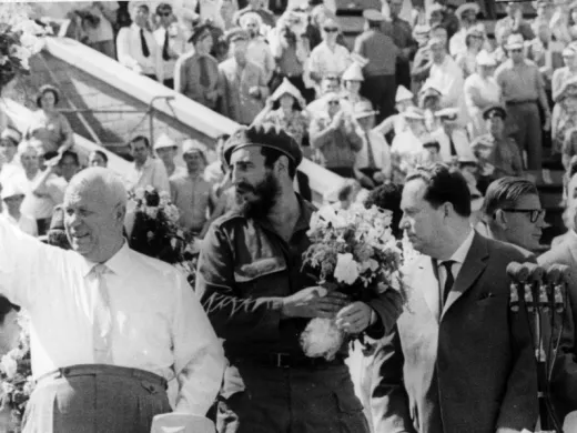 En un acto en el estadio de Leningrado Fidel Castro, Nikita Jrushchov y Leonid Brézhneven el estadio Leningrado