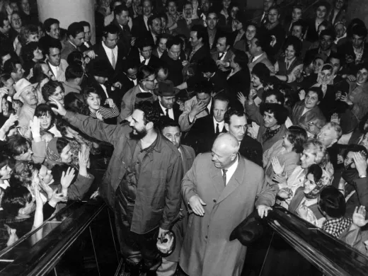 Ambos dirigentes en la tienda por departamentos Moskva Fidel Castro y Nikita Jrushchov en la tienda por departamentos Moskva