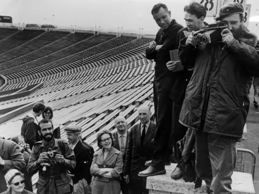 Fidel Castro tomando una foto al Estadio Kirov Fidel Castro tomando una foto al Estadio Kirov
