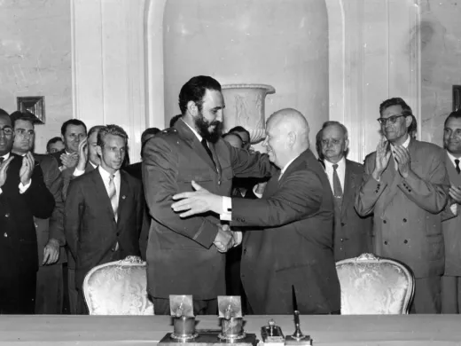 Fidel Castro y Nikita Jrushchov firman la declaración conjunta soviético-cubana Fidel Castro en el Palacio del Kremlim