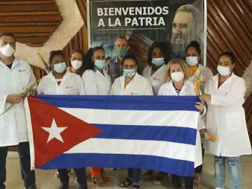 Autoridades políticas y sanitarias de la provincia recibieron a los 10 profesionales que en este tiempo realizaron 14 mil 319 atenciones médicas. Foto: ACN. Autoridades políticas y sanitarias de la provincia recibieron a los 10 profesionales que en este tiempo realizaron 14 mil 319 atenciones médicas. Foto: ACN.