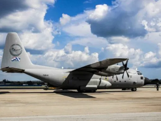 Avión C-130 de la Fuerza Aérea Boliviana arriba al Aeropuerto Internacional José Martí con insumos médicos y productos alimenticios en apoyo a la situación actual que enfrenta el país. La Habana, Cuba, el 30 de julio de 2021. Foto: ACN/Ariel LEY ROYERO