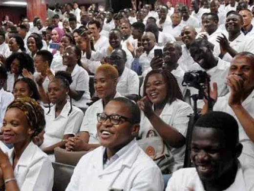 Jóvenes sudafricanos, graduados como profesionales de la salud en Cuba, el 4 de julio de 2018. Foto: Omara García Mederos / ACN. Jóvenes sudafricanos, graduados como profesionales de la salud en Cuba, el 4 de julio de 2018. Foto: Omara García Mederos / ACN.