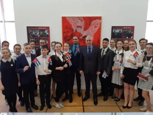 El Embajador cubano(al centro) junto a jóvenes rusos.Fotos: Cortesía de la Embajada de Cuba en Rusia El Embajador cubano(al centro) junto a jóvenes rusos.Fotos: Cortesía de la Embajada de Cuba en Rusia