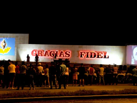Los textos se presentaron frente a la valla dedicada a Fidel por el pueblo de Villa Clara. (Foto: Ramón Barreras Valdés) Los textos se presentaron frente a la valla dedicada a Fidel por el pueblo de Villa Clara. (Foto: Ramón Barreras Valdés)