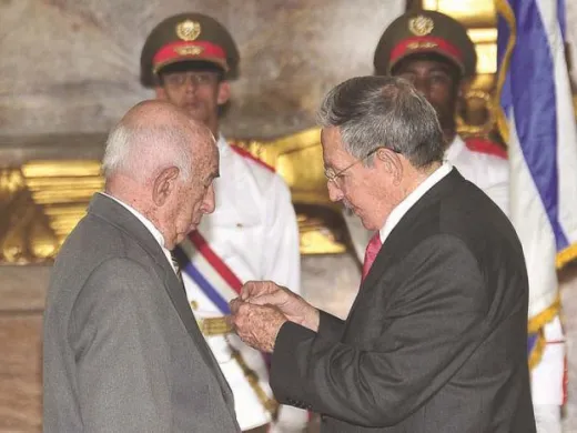 Raúl destacou as ações de José Ramón Machado Ventura contra a tirania de Batista; o médico e guerrilheiro; a um dos fundadores do Partido Comunista de Cuba. Foto: Estudio Revolución Raúl destacou as ações de José Ramón Machado Ventura contra a tirania de Batista; o médico e guerrilheiro; a um dos fundadores do Partido Comunista de Cuba. Foto: Estudio Revolución
