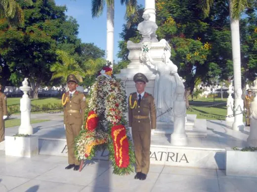 En el monumento que guarda los restos de Céspedes fue colocada una ofrenda floral en nombre del pueblo de Cuba. Foto: Periódico Sierra Maestra En el monumento que guarda los restos de Céspedes fue colocada una ofrenda floral en nombre del pueblo de Cuba. Foto: Periódico Sierra Maestra