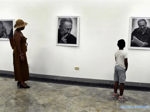 Personas visitan la exposición fotográfica "El rostro de la historia" en homenaje al fallecido ex presidente cubano, Fidel Castro, en La Habana. Personas visitan la exposición fotográfica "El rostro de la historia" en homenaje al fallecido ex presidente cubano, Fidel Castro, en La Habana.