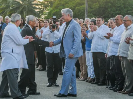 Il Rettore della ELAM, Dr. Antonio López Gutierrez consegna il Titolo di Dr Honoris Causa al Dr. José Millar Barruecos (Chomy) Díaz-Canel ha felicitato José Miyar Barruecos, per il suo Titolo Honoris Causa. Photo: Jose M. Correa Il Rettore della ELAM, Dr. Antonio López Gutierrez consegna il Titolo di Dr Honoris Causa al Dr. José Millar Barruecos (Chomy) Díaz-Canel ha felicitato José Miyar Barruecos, per il suo Titolo Honoris Causa. Photo: Jose M. Correa