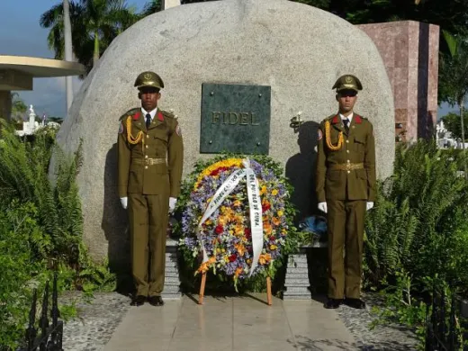 Zwei Blumengebinde, die Raúl und Díaz-Canel zum Vatertag dem Comandante en Jefe Fidel Castro Ruz widmeten, wurden vor dem Denkmalsfelsen abgelegt, der seine Asche aufbewahrt. Foto: Eduardo Palomares Zwei Blumengebinde, die Raúl und Díaz-Canel zum Vatertag dem Comandante en Jefe Fidel Castro Ruz widmeten, wurden vor dem Denkmalsfelsen abgelegt, der seine Asche aufbewahrt. Foto: Eduardo Palomares