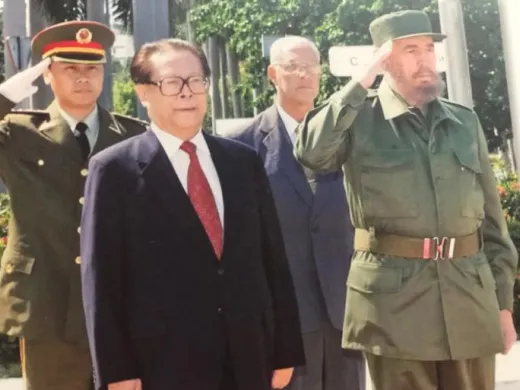 En noviembre de 1993 Jiang Zemin se convierte en el primer máximo dirigente chino en visitar oficialmente Cuba. Foto: Embajada de Cuba en China En noviembre de 1993 Jiang Zemin se convierte en el primer máximo dirigente chino en visitar oficialmente Cuba. Foto: Embajada de Cuba en China