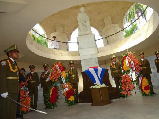 Blumengebinde von Raul, Diaz-Canel, Esteban Lazo und dem kubanischen Volk ehrten José Martí, Urheber des Notwendigen Krieges. Photo: Eduardo Palomares Blumengebinde von Raul, Diaz-Canel, Esteban Lazo und dem kubanischen Volk ehrten José Martí, Urheber des Notwendigen Krieges. Photo: Eduardo Palomares