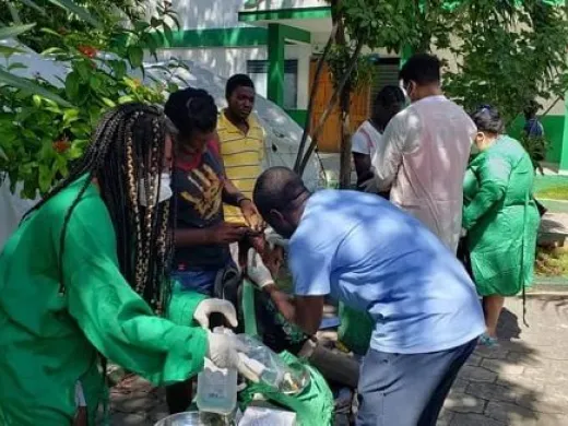 Colaboradores cubanos brindan apoyo en zonas afectadas por sismo en Haití. Foto: Misión Médica en Haití.